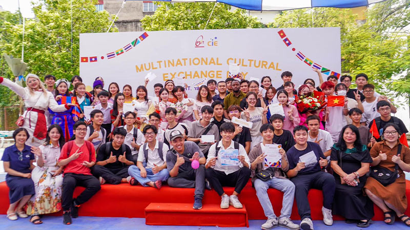 tổ chức giao lưu