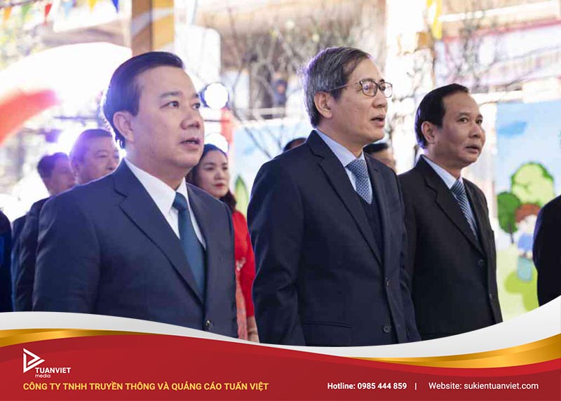 lễ gắn biển