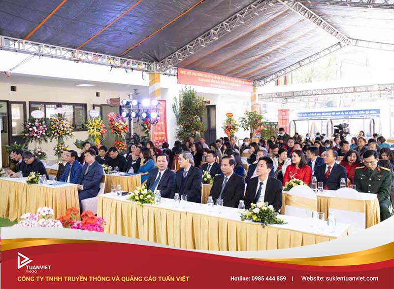 lễ gắn biển