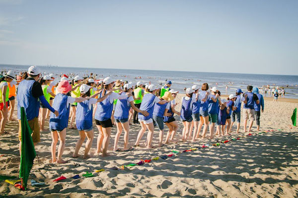 Sự hứng khởi và tràn đầy năng lượng trong các trò chơi team building trên biển