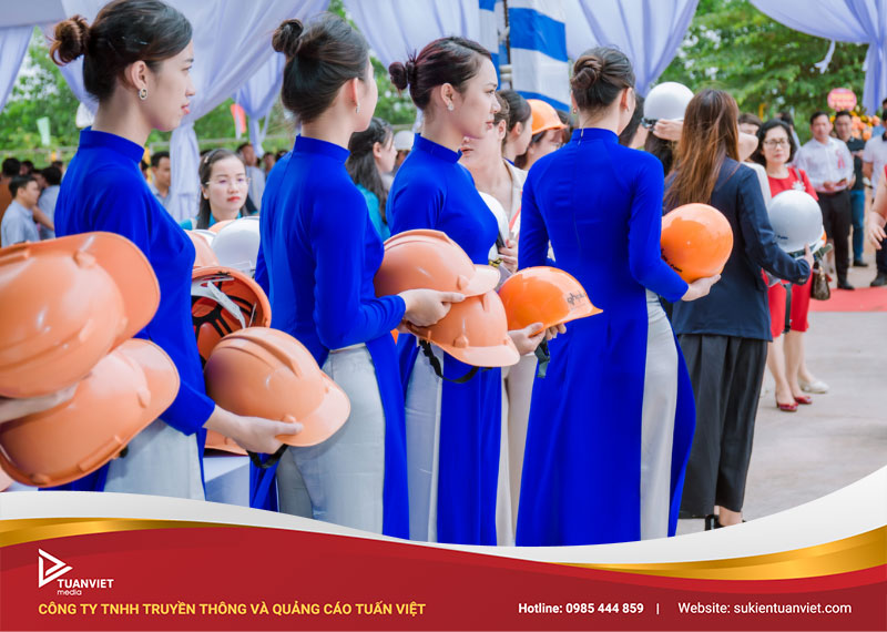 nhân sự để tổ chức lễ cất nóc