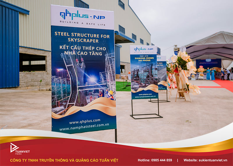 cho thuê standee khai trương