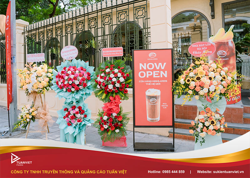 dịch vụ cho thuê standee khai trương