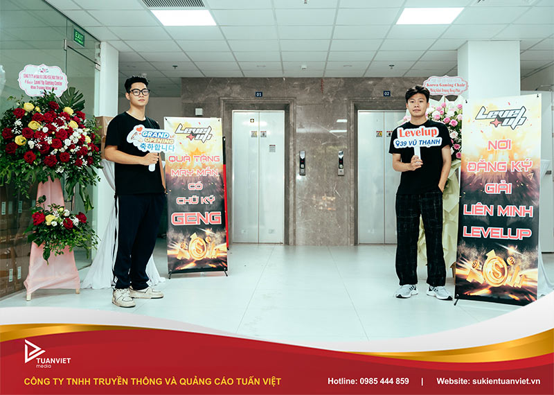 thuê standee khai trương