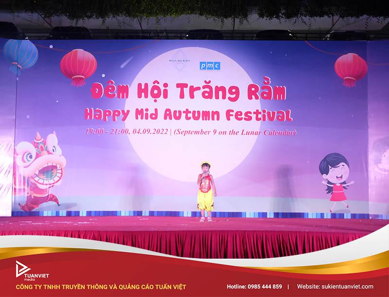 Ca sĩ nhí tự tin biểu diễn tại chương trình