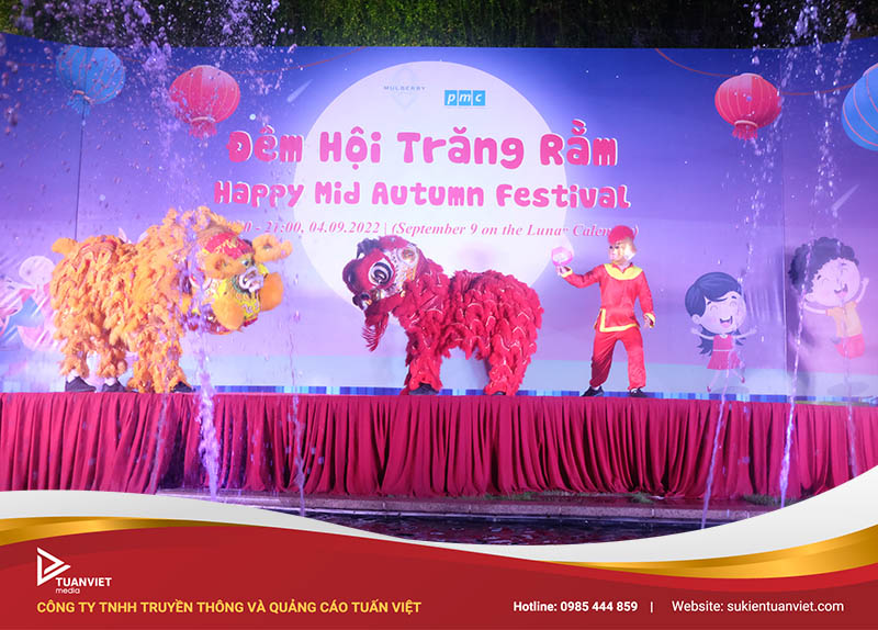 Màn múa lân rộn ràng trong tiếng reo hò của các bạn nhỏ