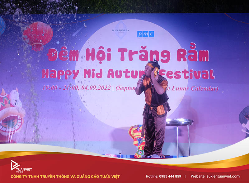 MC duyên dáng khuấy động chương trình