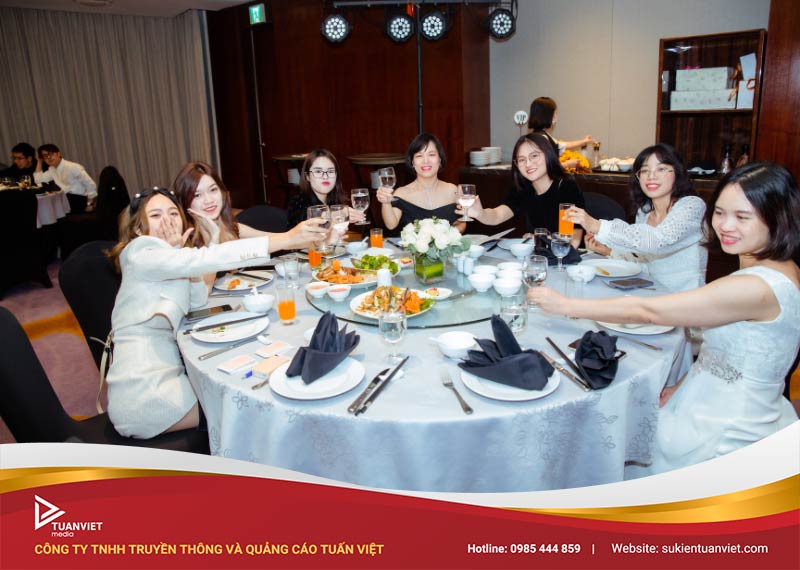 cách trang trí tiệc tất niên đẹp