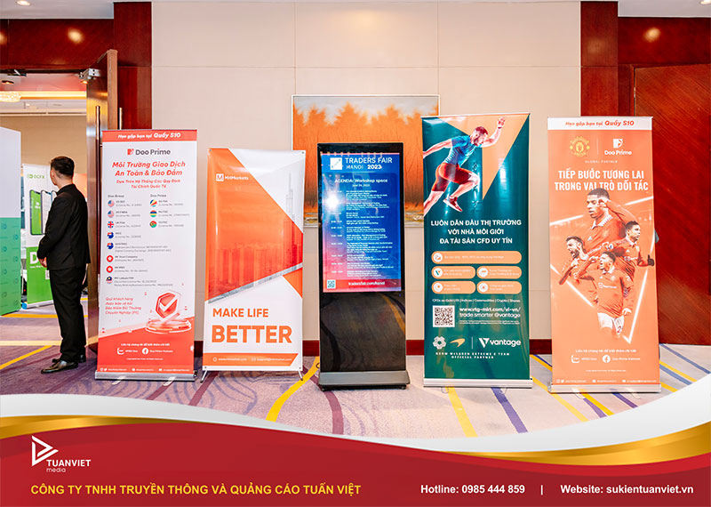 cho thuê standee điện tử