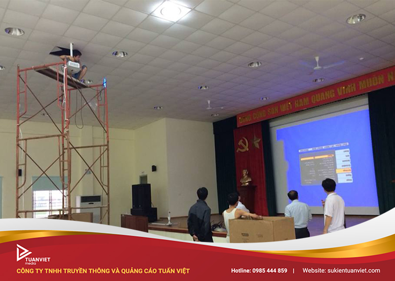 giá thuê máy chiếu màn chiếu