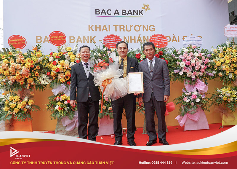 tổ chức khai trương ngân hàng tại hà nội