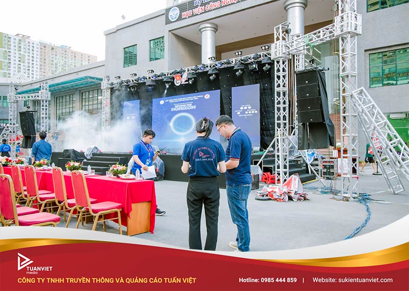 tổ chức chào đón tân sinh viên
