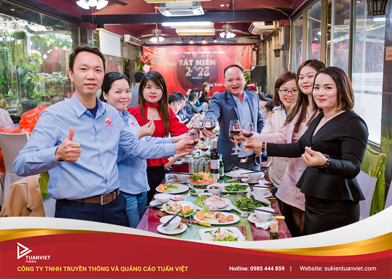 làm thế nào để tổ chức tất niên tiết kiệm
