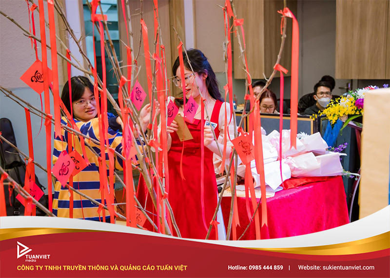 Tổ chức tất niên tiết kiệm