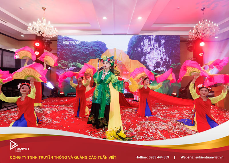 chủ đề year end party mới lạ