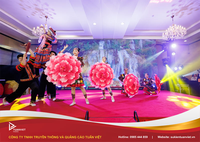 mẫu kịch bản chương trình year end party