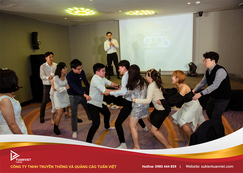 tổ chức tất niên kết hợp với teambuilding