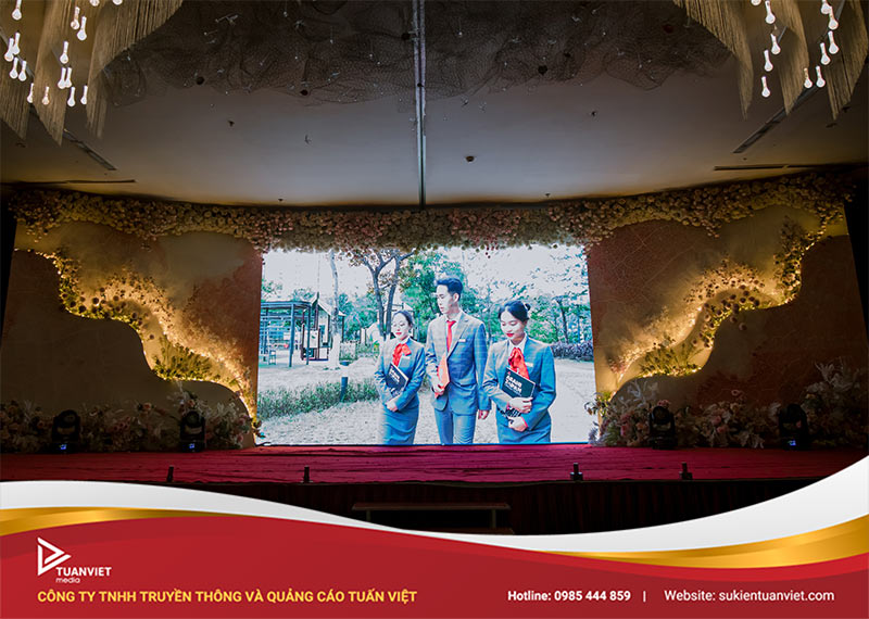 tổ chức tiệc tất niên với teambuilding