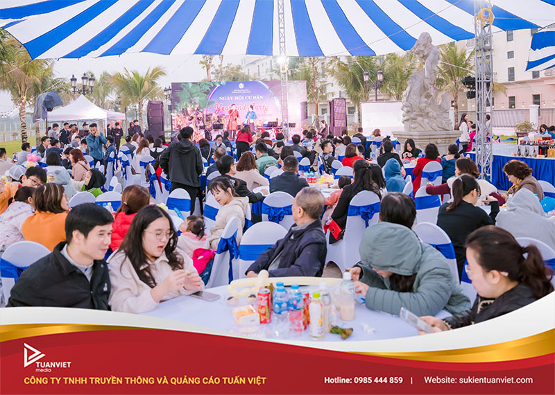 lựa chọn tổ chức tất niên tại công ty hay ngoài trời