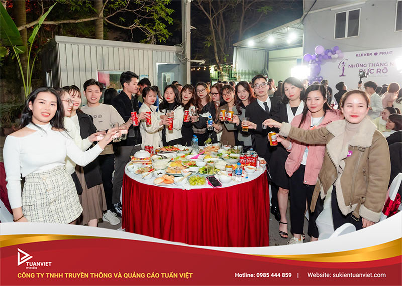 chọn tổ chức tất niên tại công ty hay ngoài trời