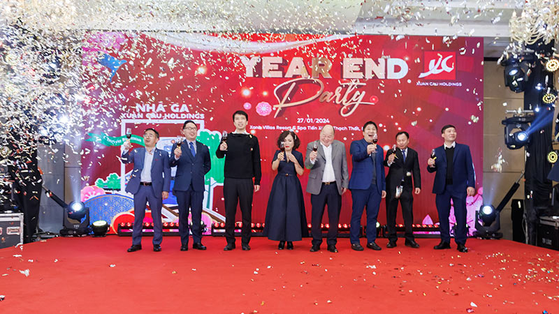 tổ chức tiệc tất niên