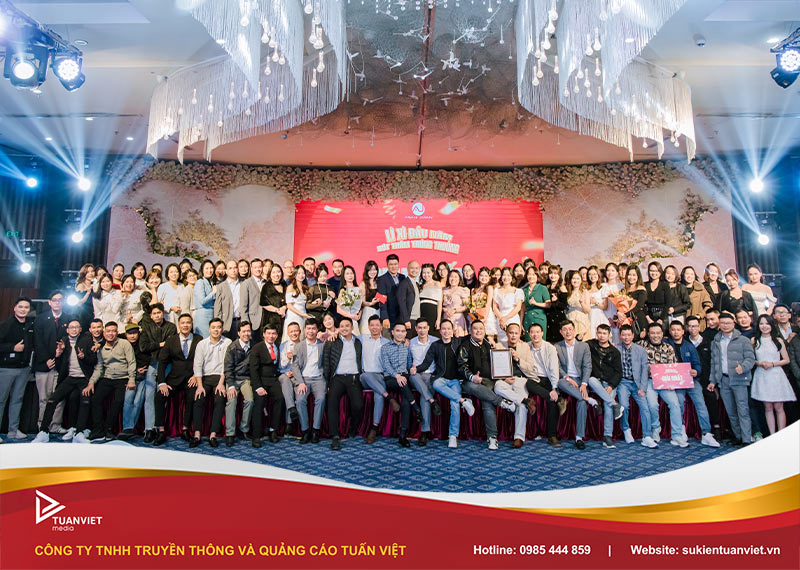 tổ chức tiệc tất niên