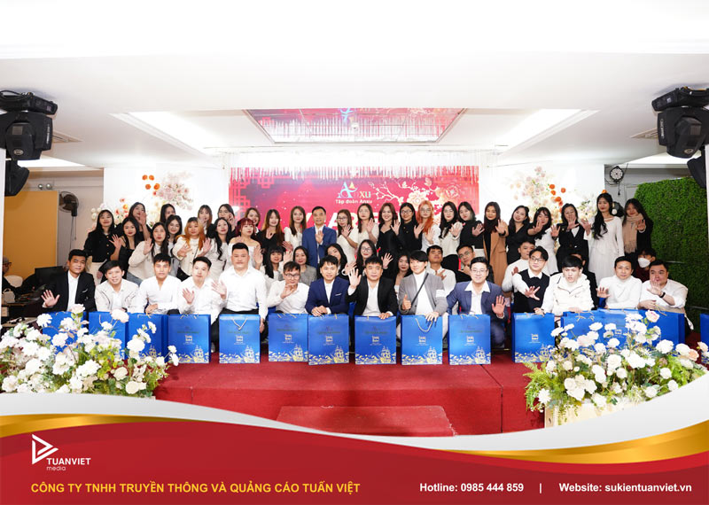 tổ chức tất niên