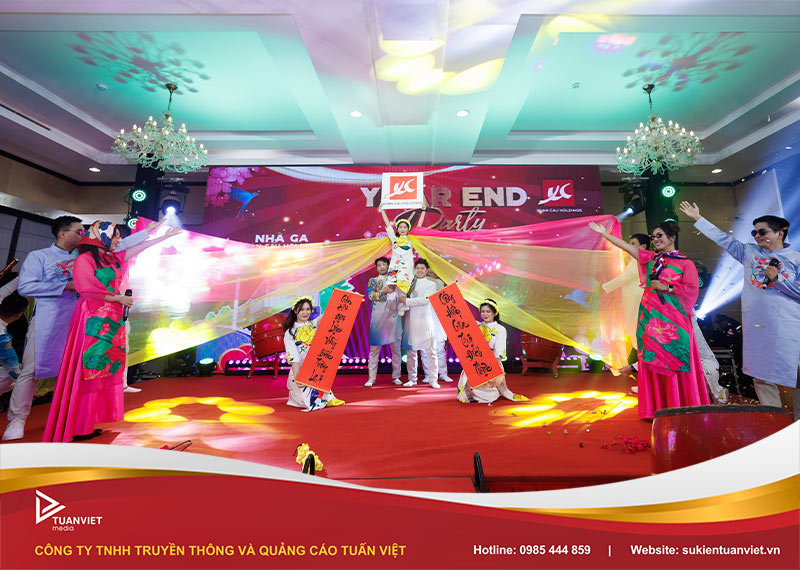 trang trí tiệc tất niên công ty 2026