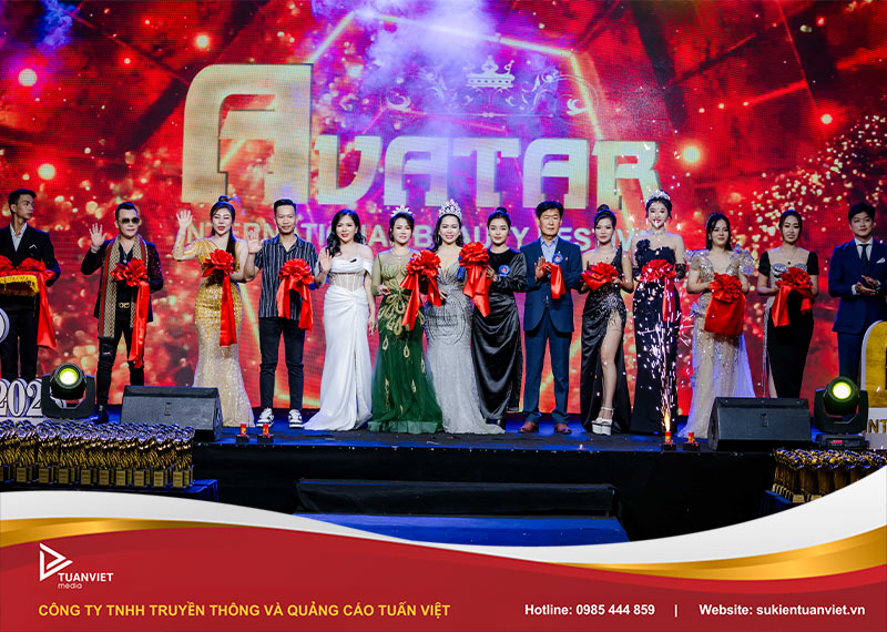 ý tửng tổ chức tiệc tất niên