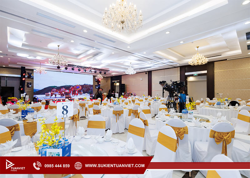 các loại bàn ghế dành cho tiệc tất niên cuối năm