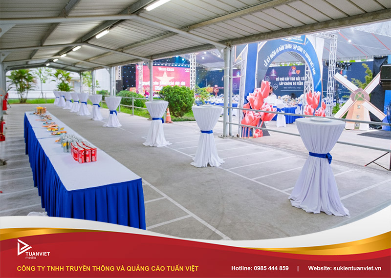 mẫu bàn ghế dành cho tiệc year end party