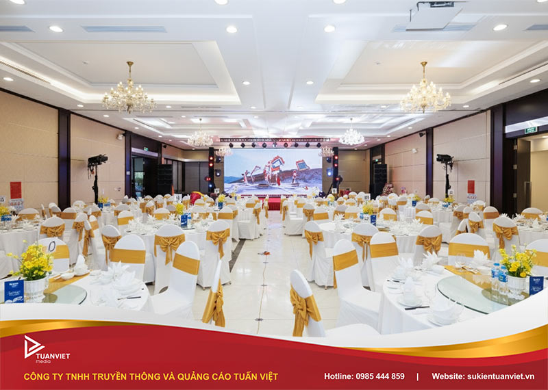 giá thuê bàn ghế year end party