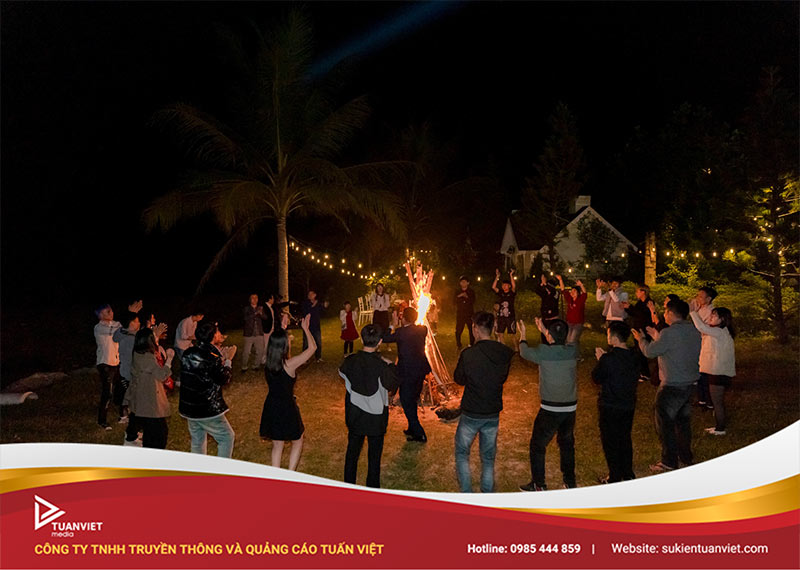 các hoạt động không thể thiếu trong tiệc tất niên