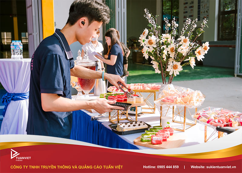 cách bày bàn tiệc trà đẹp mắt