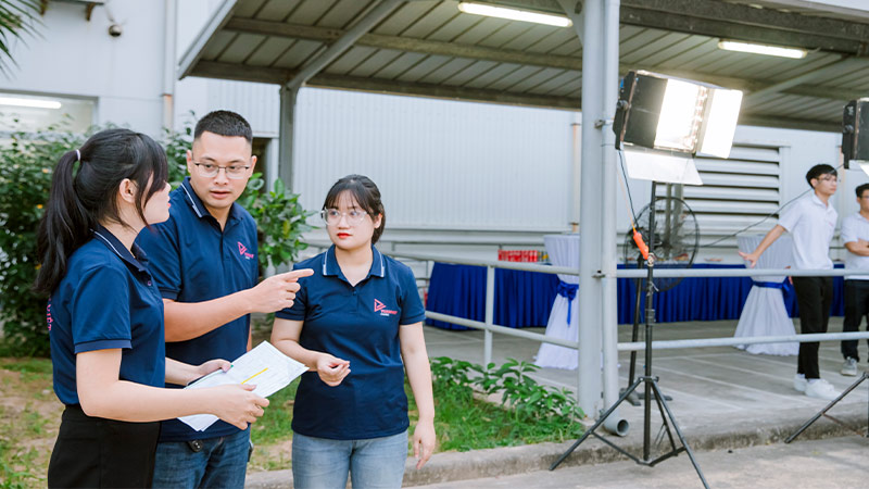 tổ chức sự kiện tiếng anh là gì?