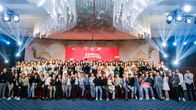 tổ chức tiệc tất niên cho công ty đông người