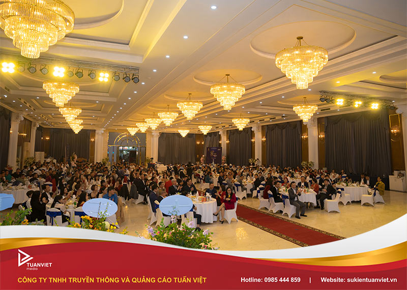 tổ chức tiệc tất niên cho công ty đông người