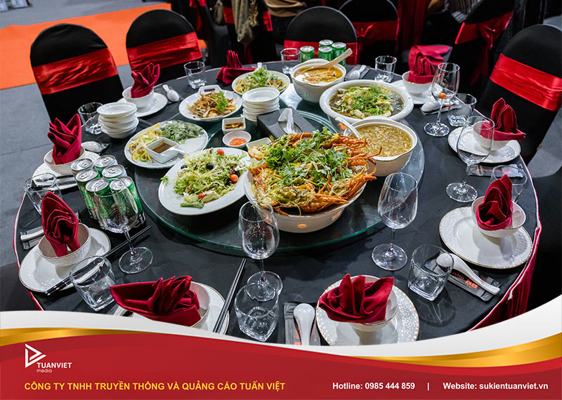 tổ chức tiệc tất niên cho công ty đông người