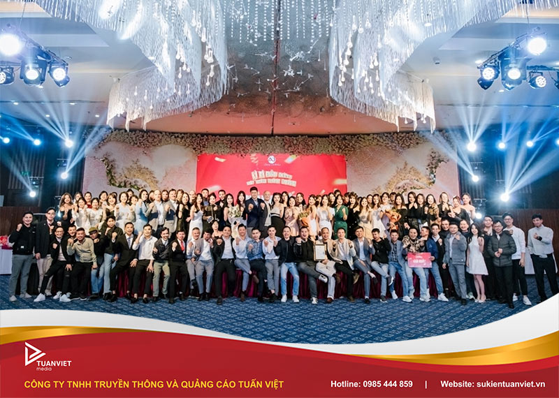 tổ chức tiệc tất niên cho công ty đông người