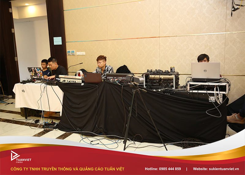 tổ chức tiệc tất niên cho công ty đông người