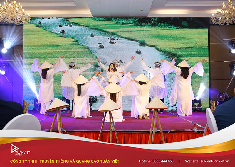 tổ chức tiệc tất niên cho công ty đông người