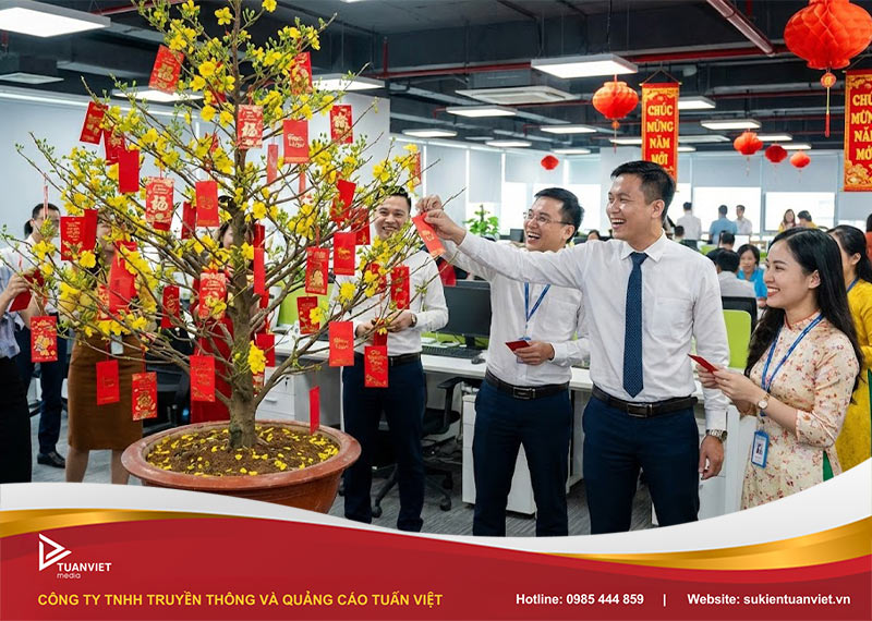 tổ chức tiệc khai xuân chào năm mới