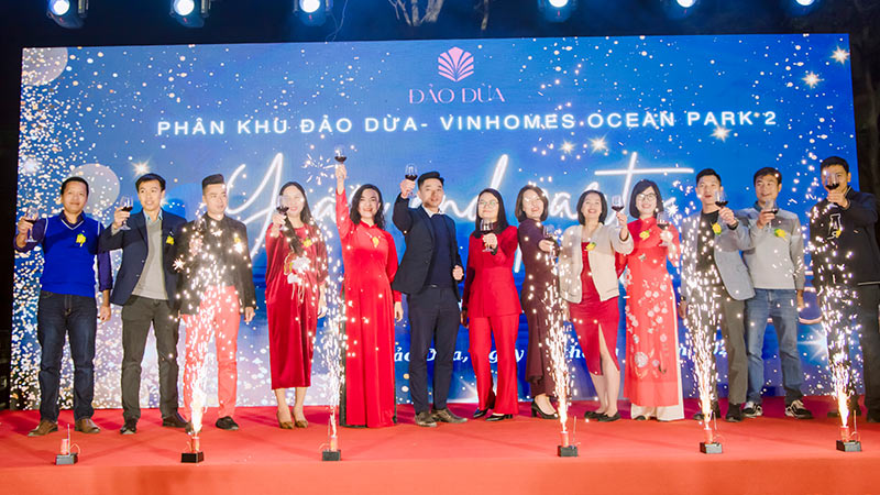 tổ chức tất niên với hoạt động countdown đếm ngược chào năm mới