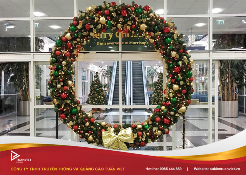 trang trí noel cửa kính văn phòng