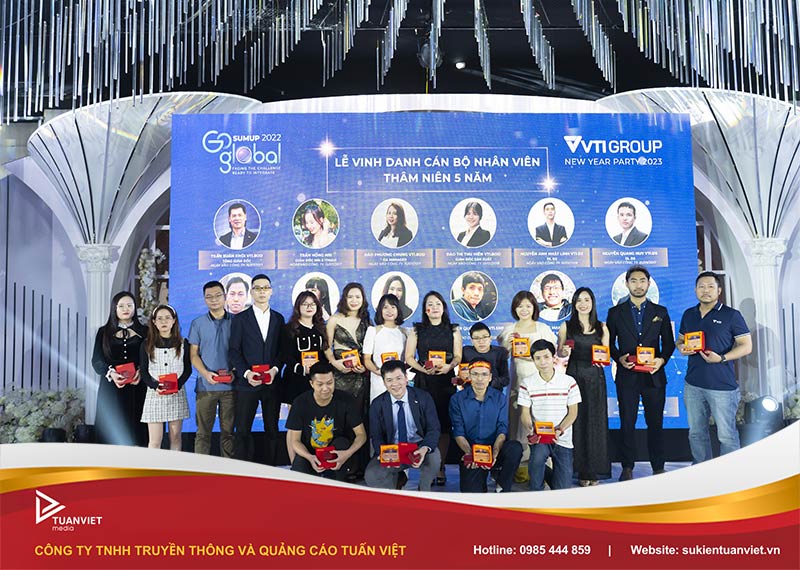 kịch bản mc song ngữ year end party 2025