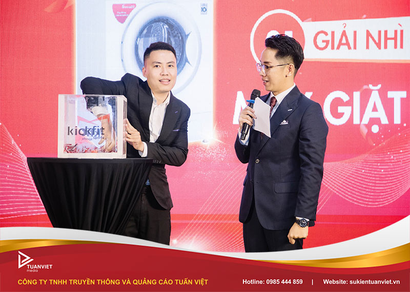 kịch bản mc song ngữ tiệc tất niên 2025