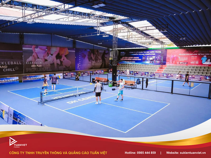 background pickleball