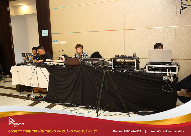 tổ chức tiệc ngày 1/5 cho nhân viên