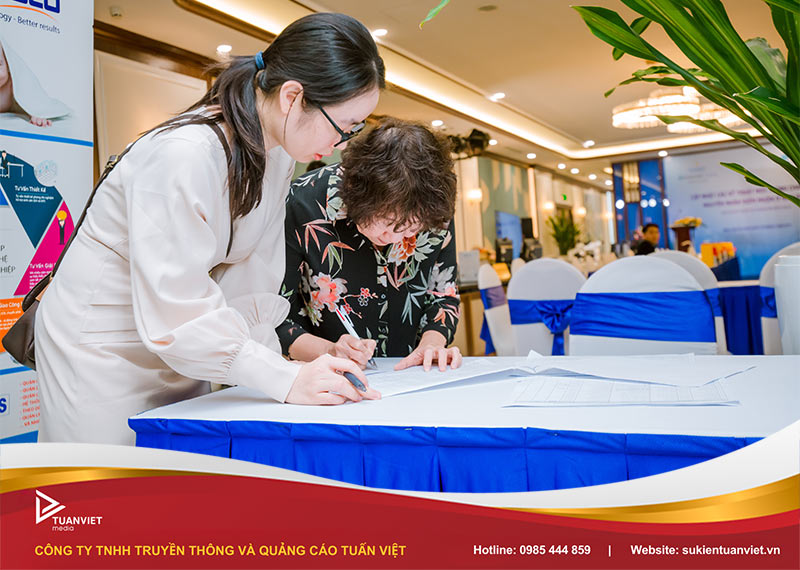 cho thuê bàn check in sự kiện