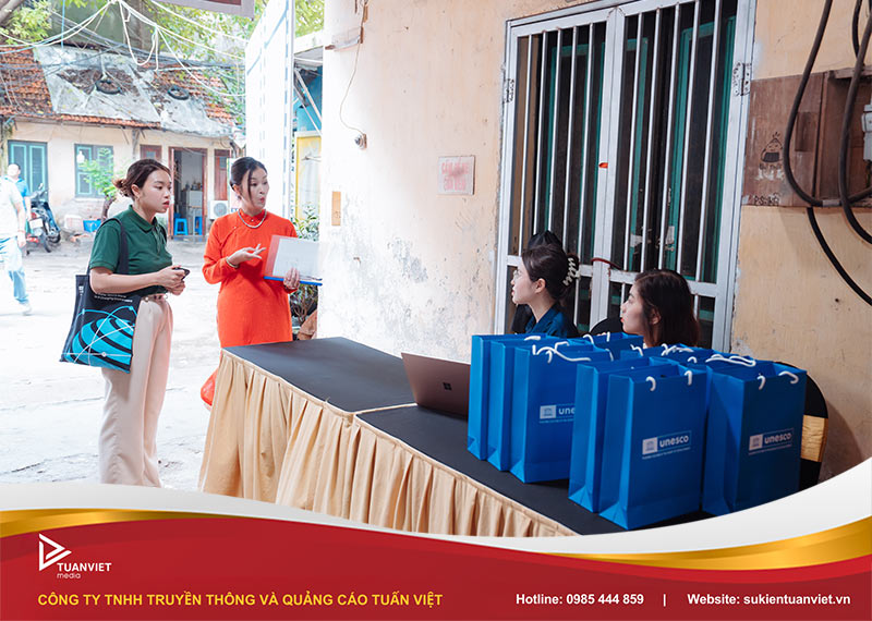 mẫu bàn check in sự kiện